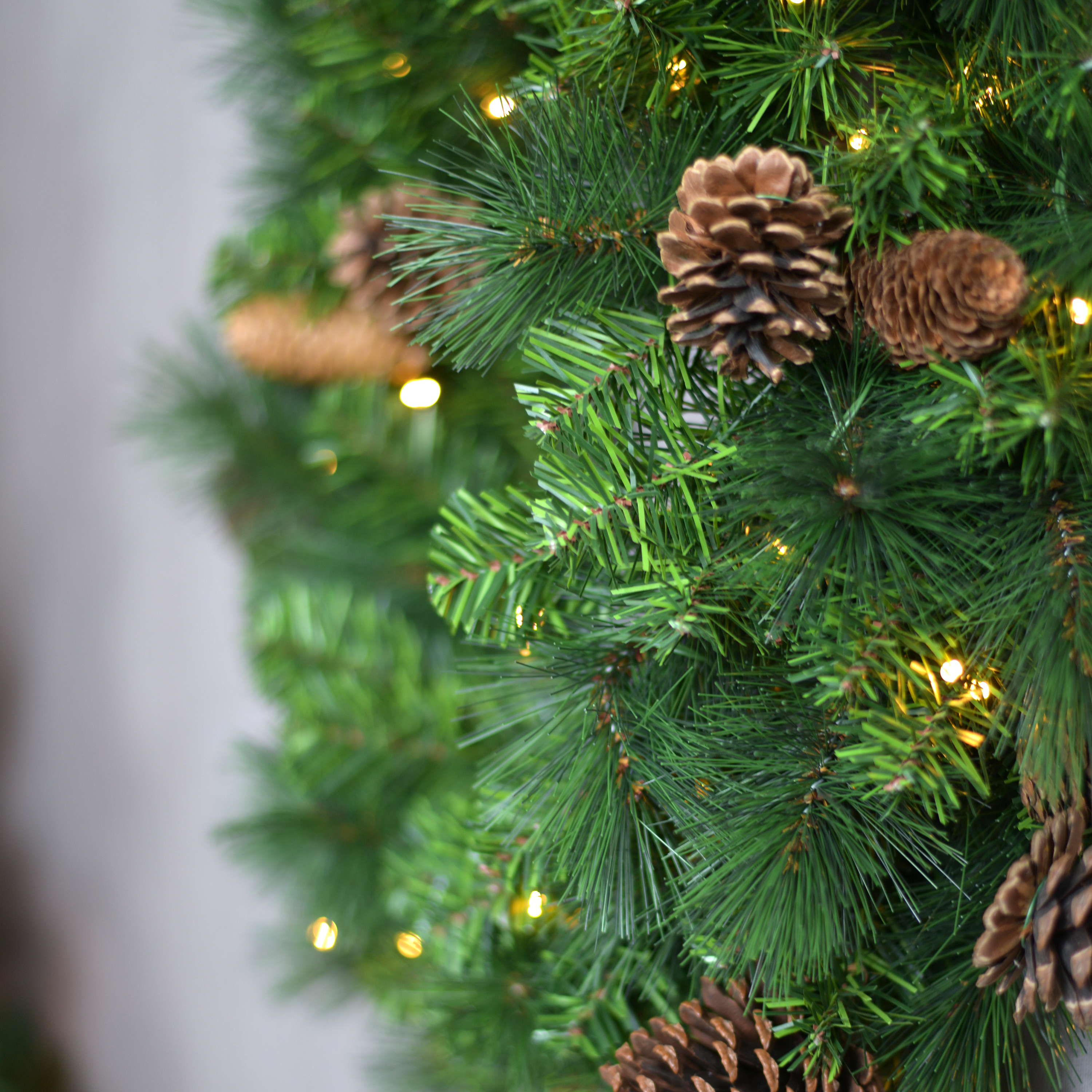 6 Stück Kleine Weihnachtskränze – 28 Cm, Grün Mit Samtschleifen, Aus Kunststoff Für Fenster & Tisch