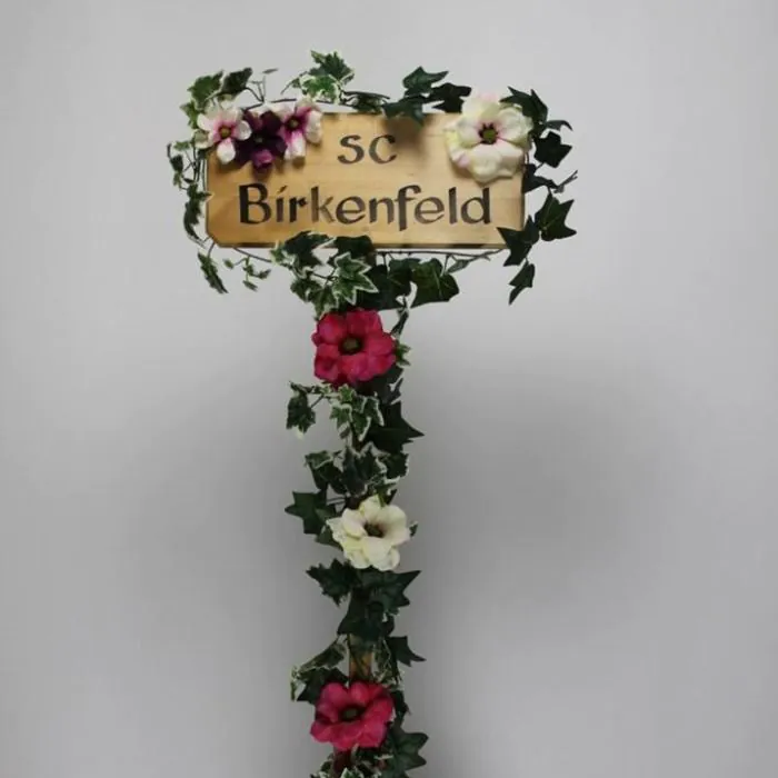 Faschingsschild trifft Blumenschmuck