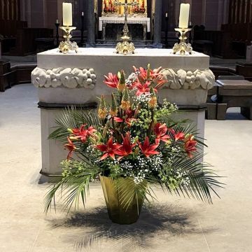 Blütenzauber im Kirchenraum