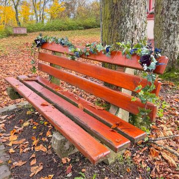 Midnight Bloom Kirchenbankstrauß & Girlande Hochzeit – Kundenwunsch von Julie Fleur