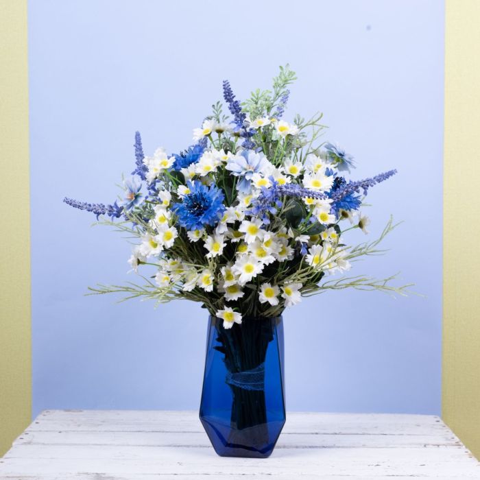 mit Kornblumen